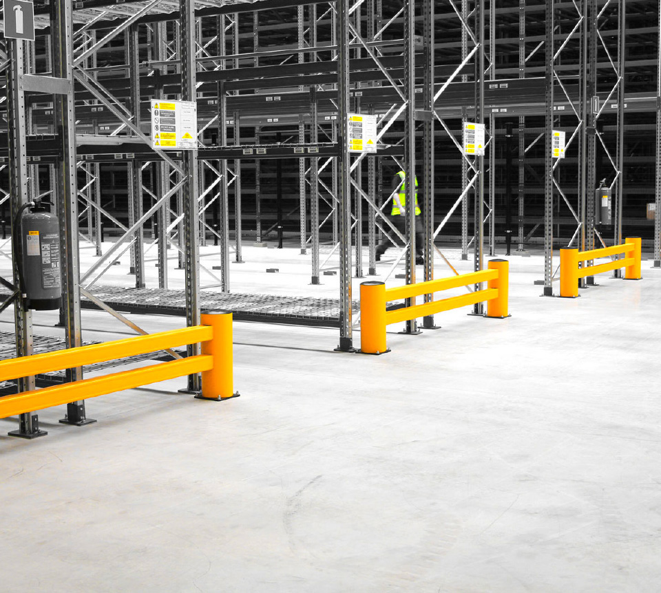Barriere di protezione flessibili in un magazzino industriale