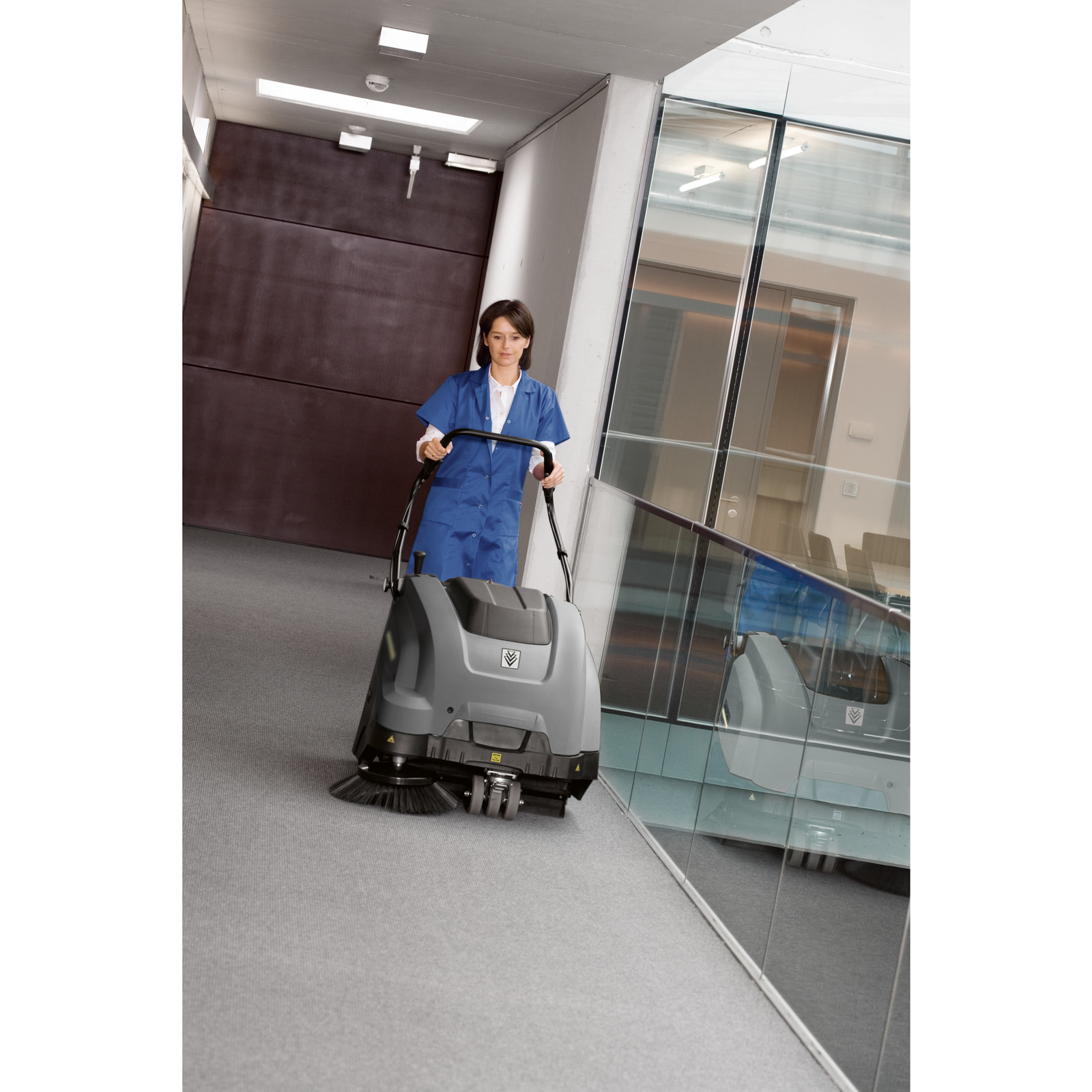 Spazzatrice Kärcher KM 75/40 W in un ambiente di produzione industriale
