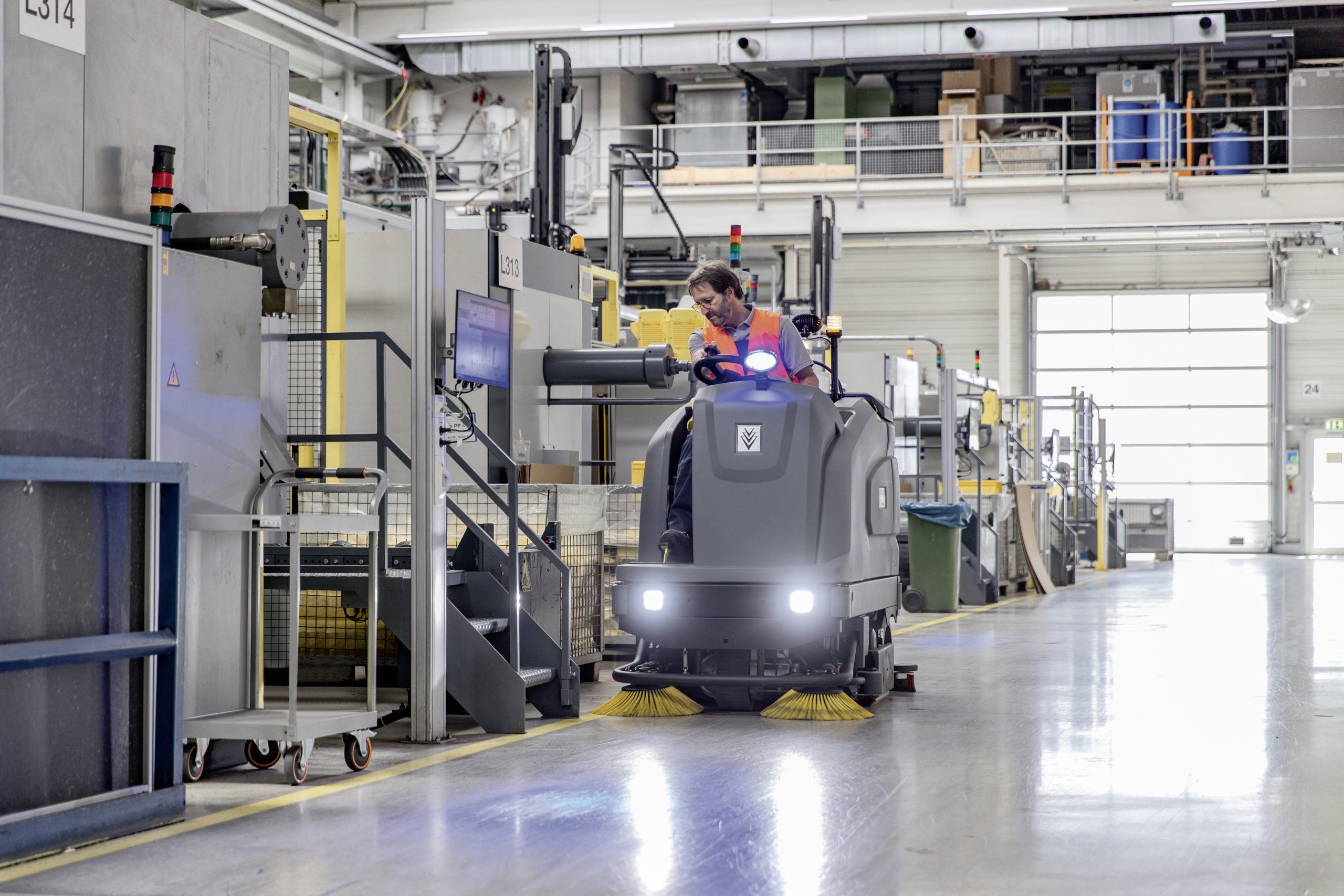 Lavapavimenti industriale Kärcher B 260 al lavoro in uno stabilimento