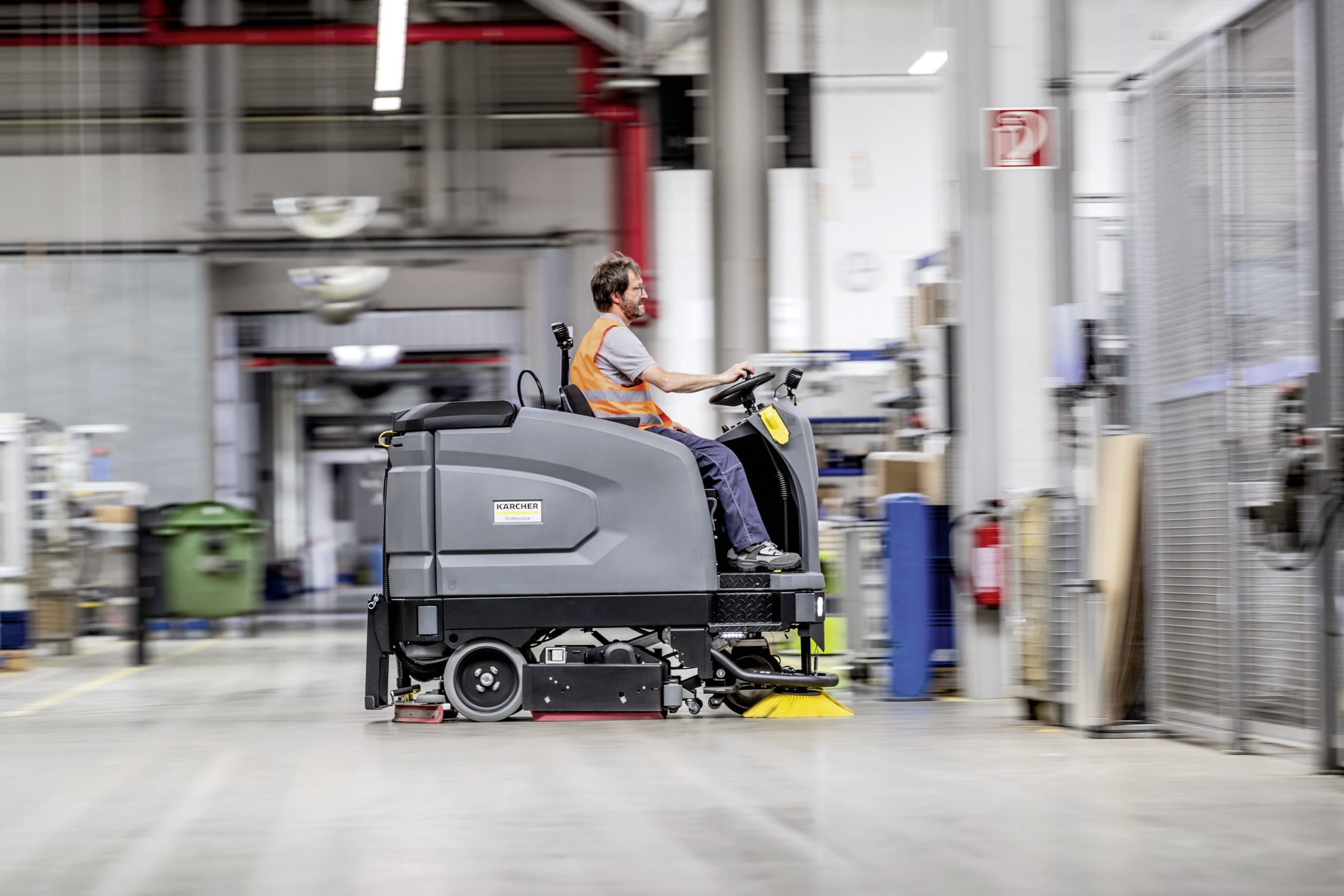 Lavapavimenti Kärcher in azione in un magazzino logistico