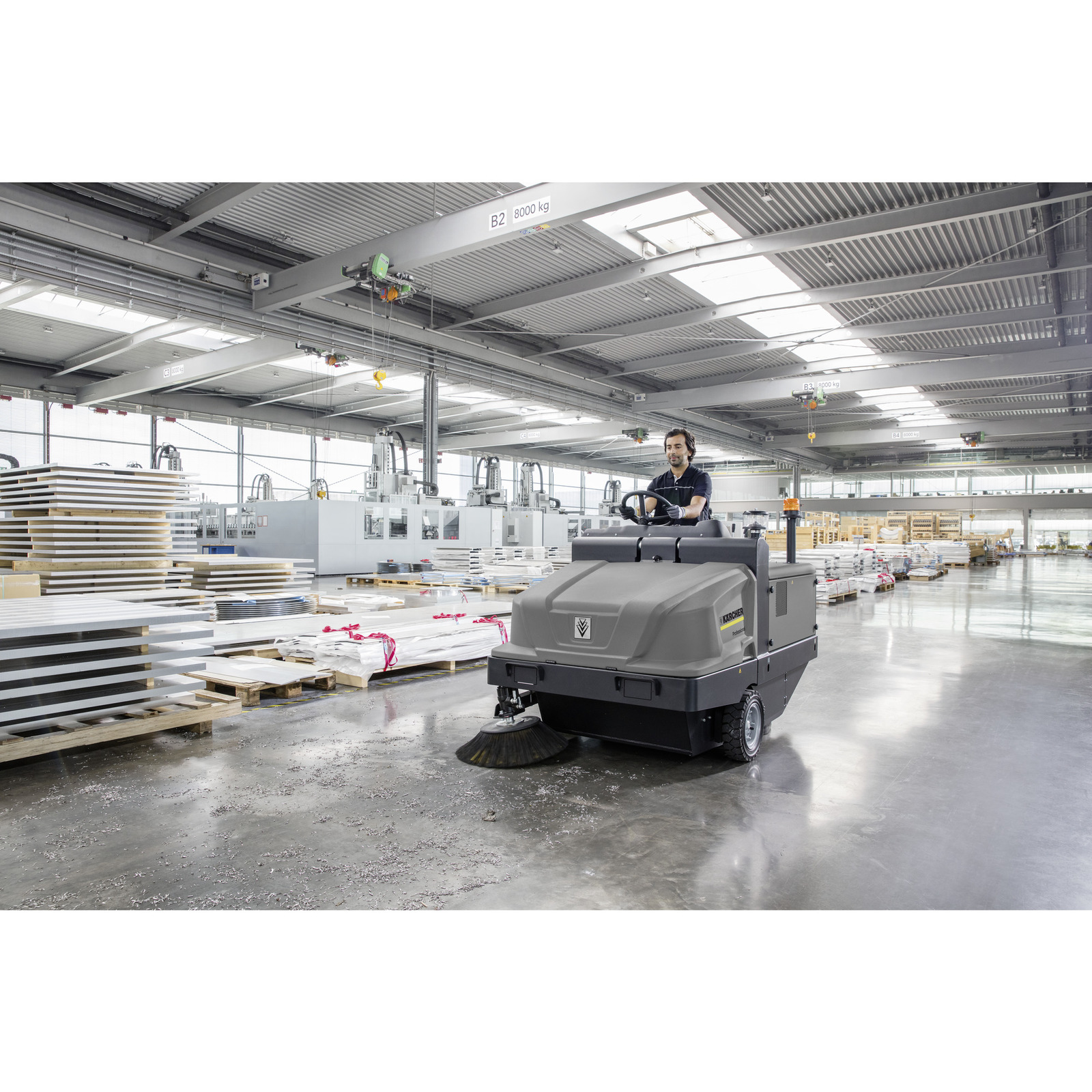 Spazzatrice Kärcher KM 120/250 in uno stabilimento produttivo