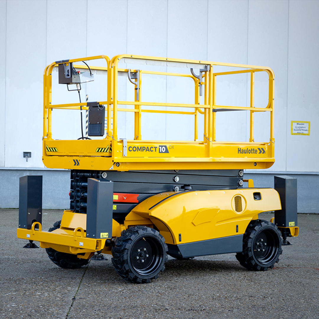 Piattaforma a forbice Haulotte Compact 10 DX in un cantiere interno