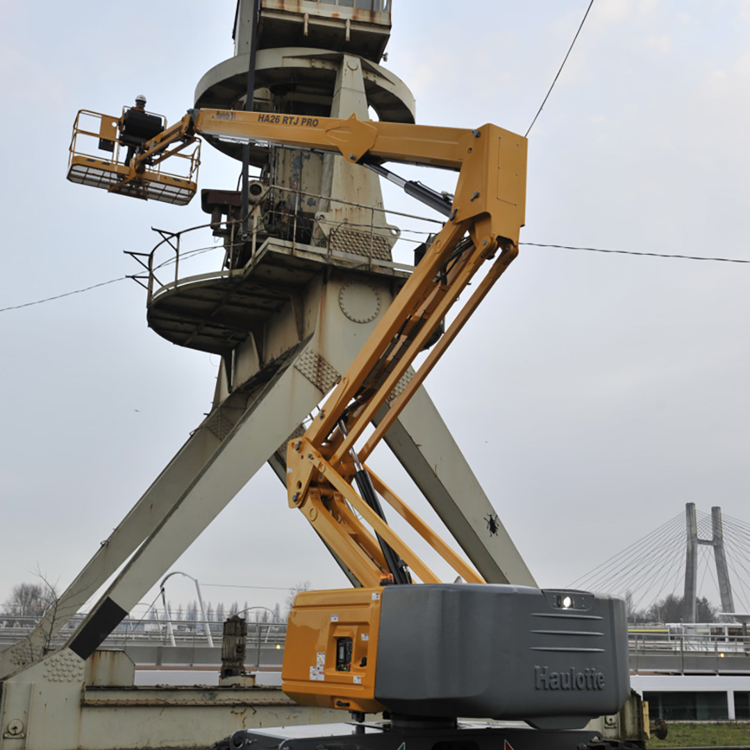 Piattaforma articolata Haulotte HA26 RTJ PRO in un cantiere esterno