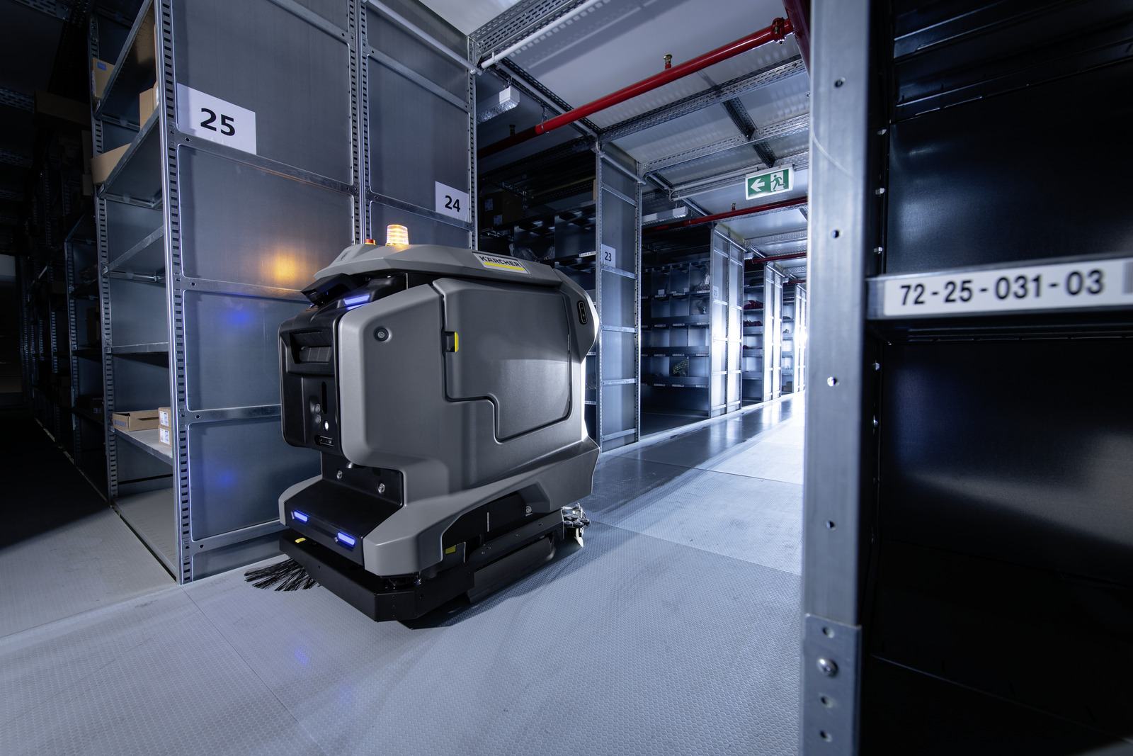 Robot KIRA B50 navigazione autonoma in centro logistico