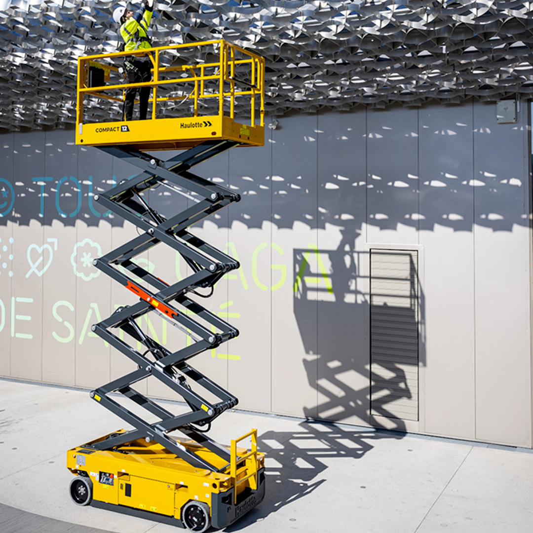 Piattaforma a forbice Haulotte Compact 12 in un cantiere